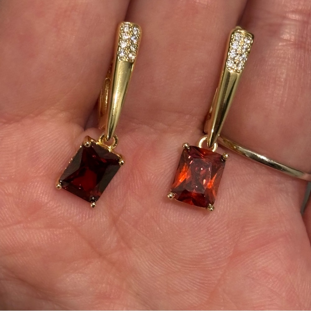 🆕 Pretty Bird Gold and Red Crystal Earrings, New in Package